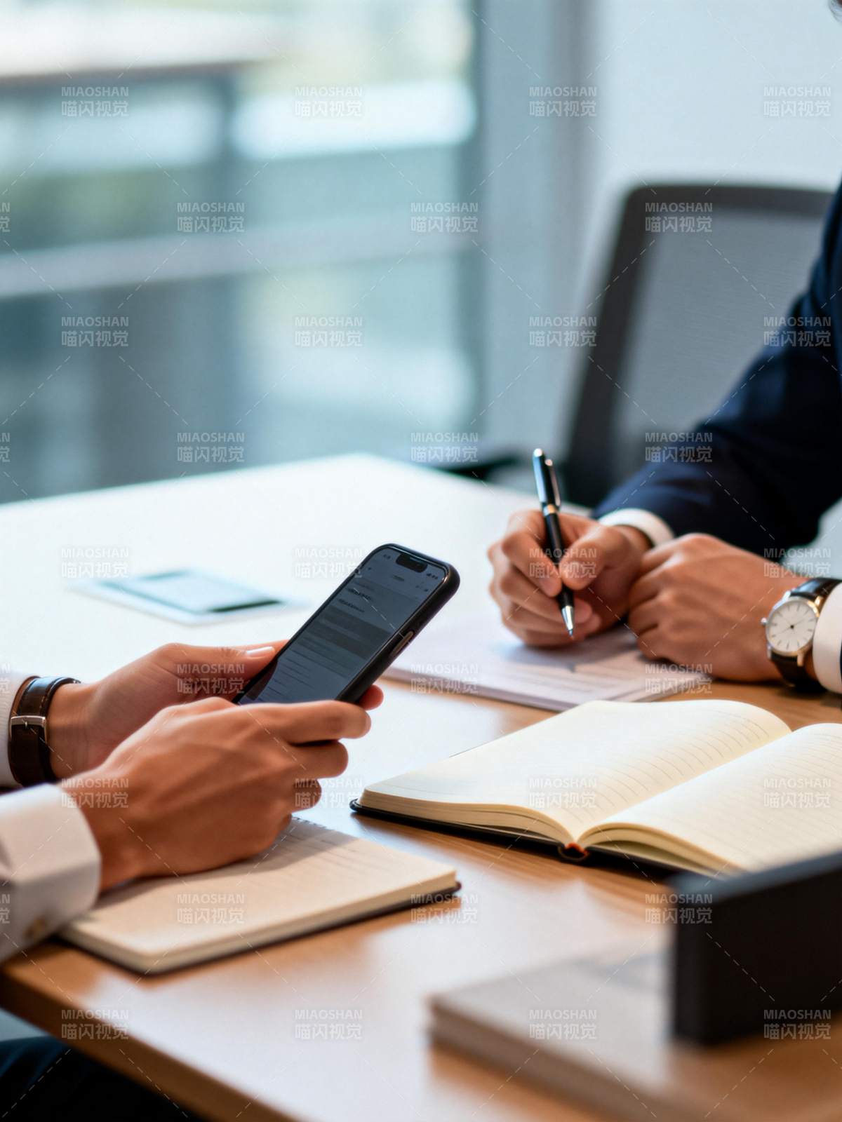 商务会议中使用手机图片