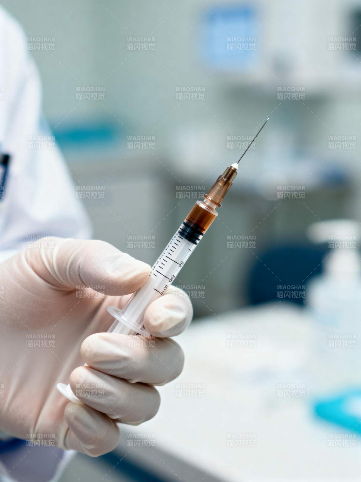 医生手持注射器图片