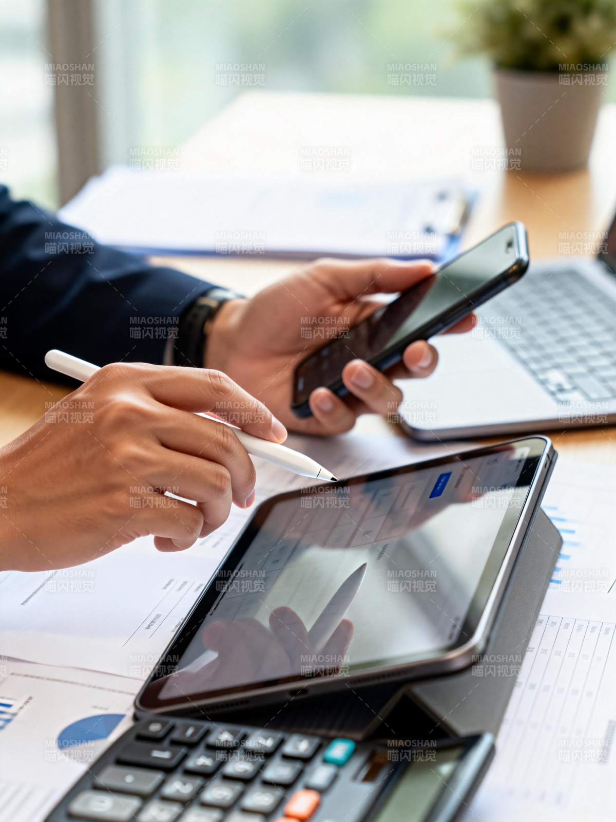 办公桌上的数字工作图片