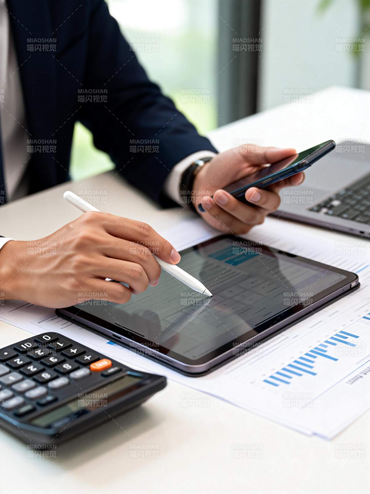 商务人士办公场景图片