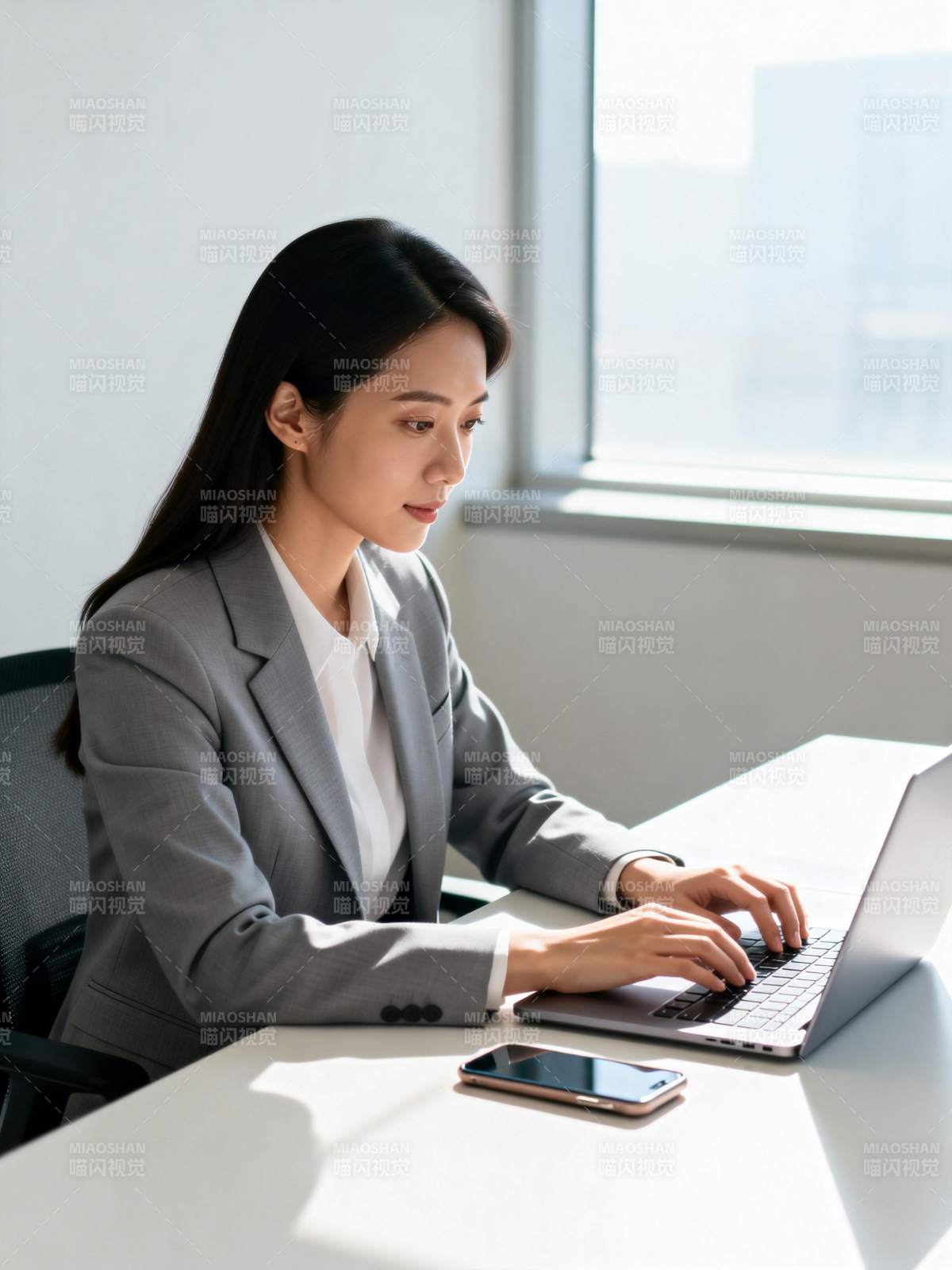 专注工作的职场女性图片