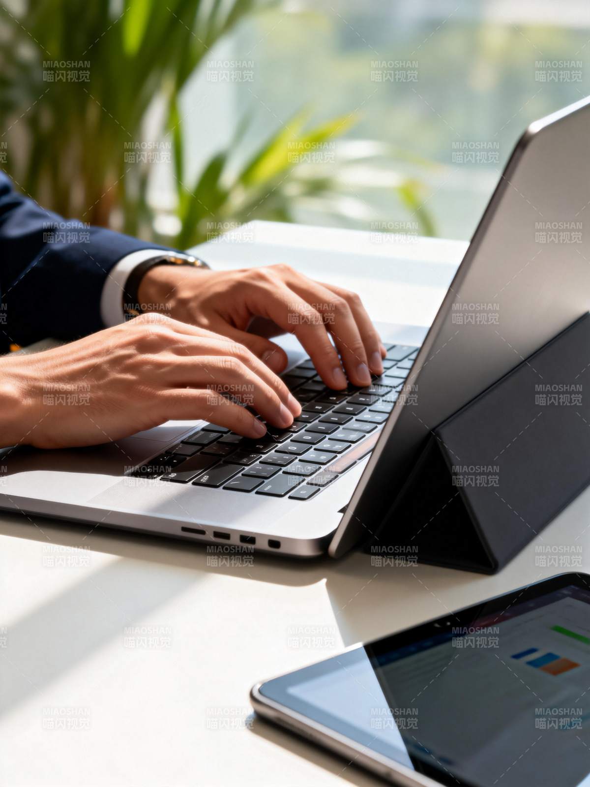 办公桌前专注工作图片