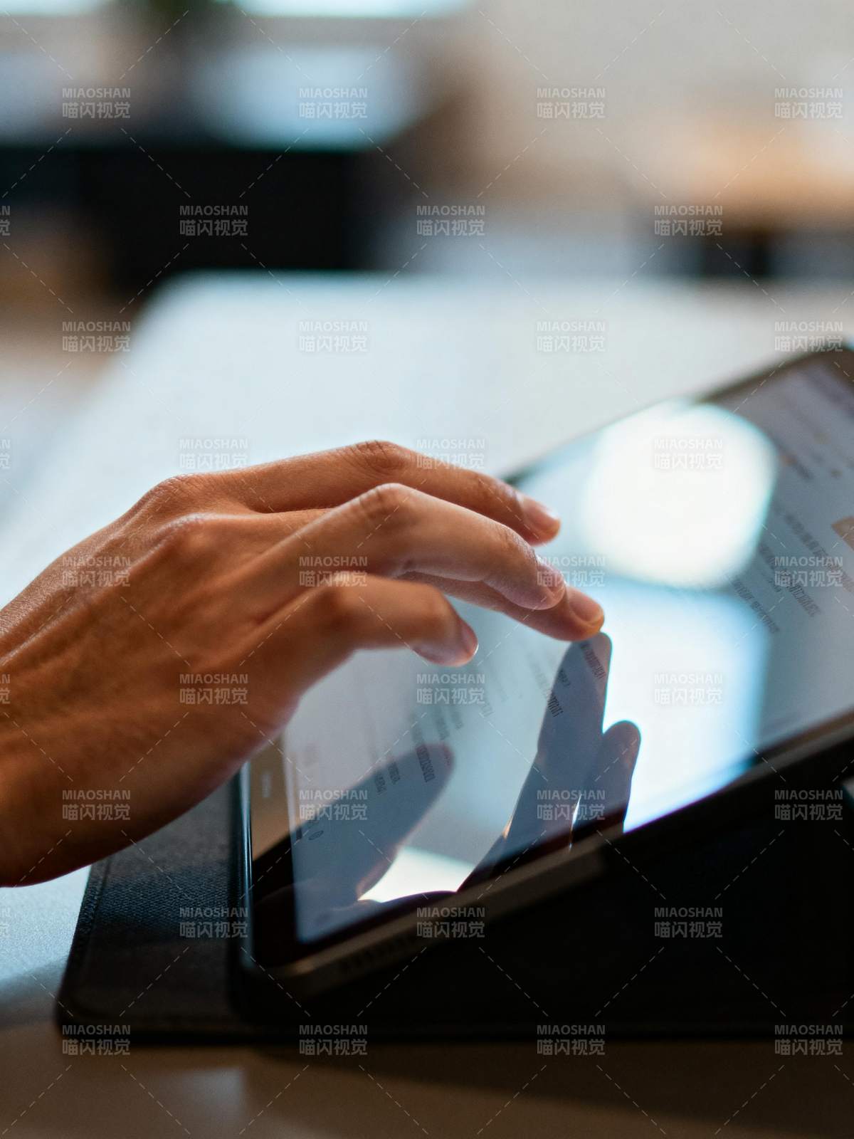 指尖轻触平板屏幕图片