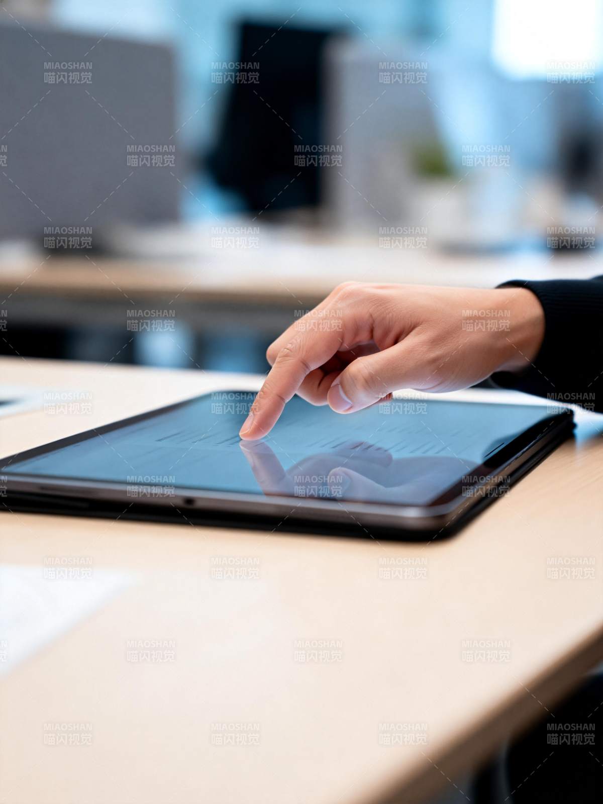 手指轻触平板屏幕图片