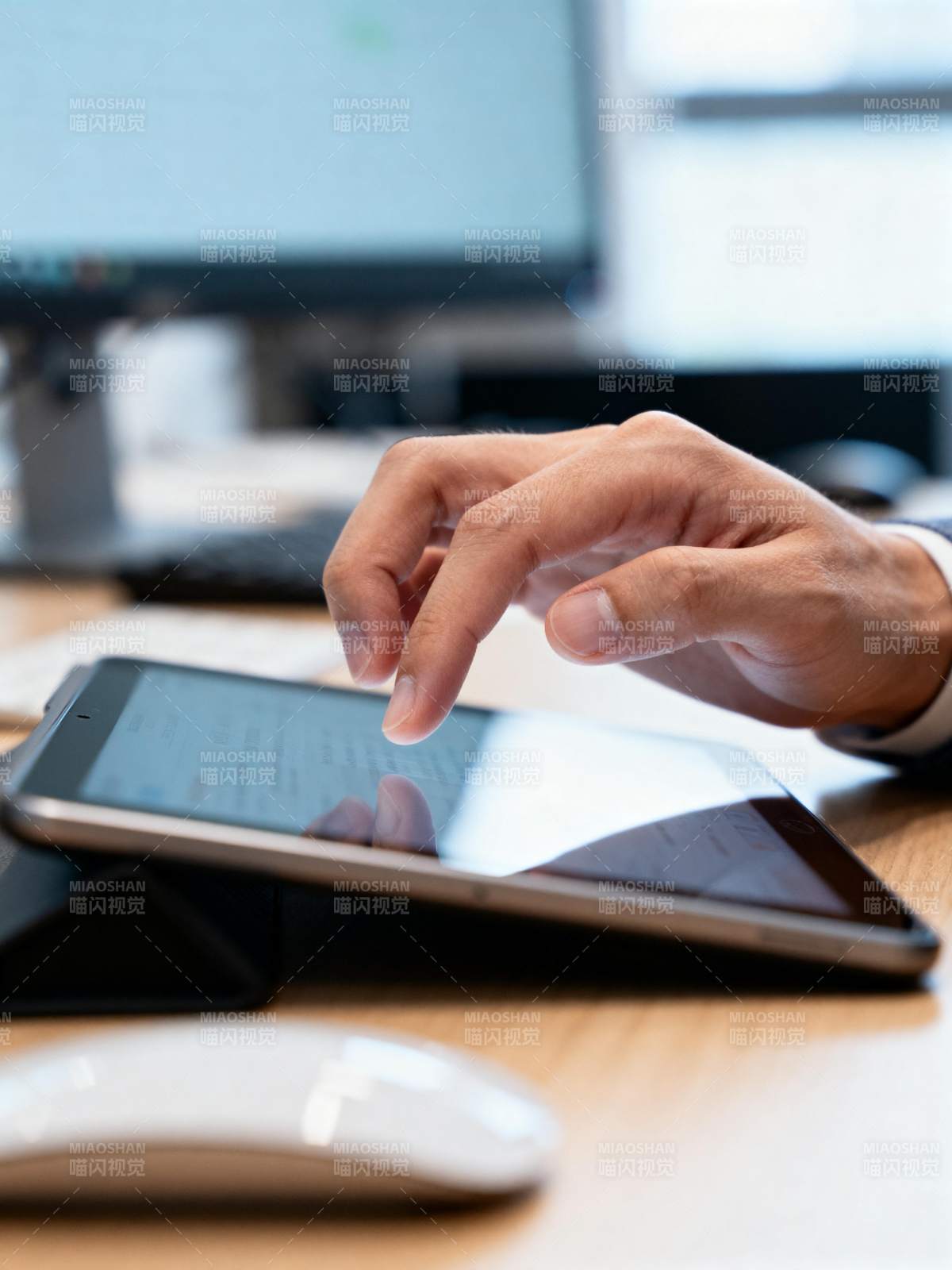 指尖轻触平板屏幕图片