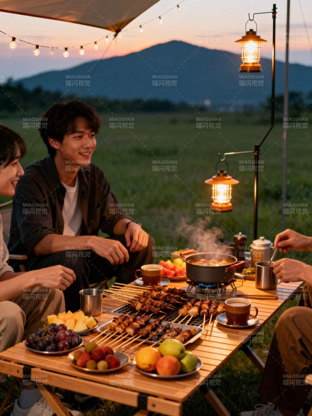 露营烧烤夜景图片