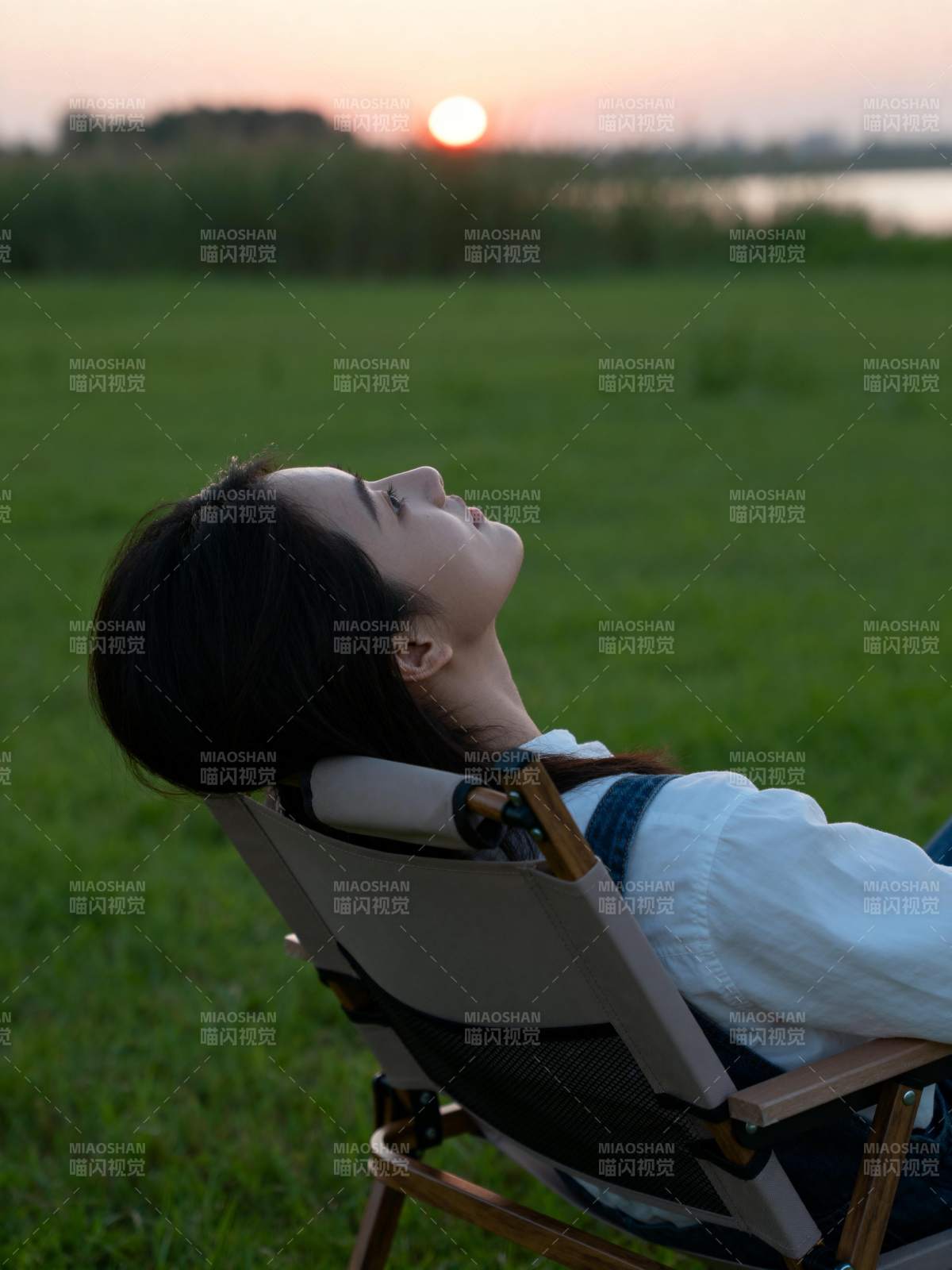 夕阳下的静谧时光图片