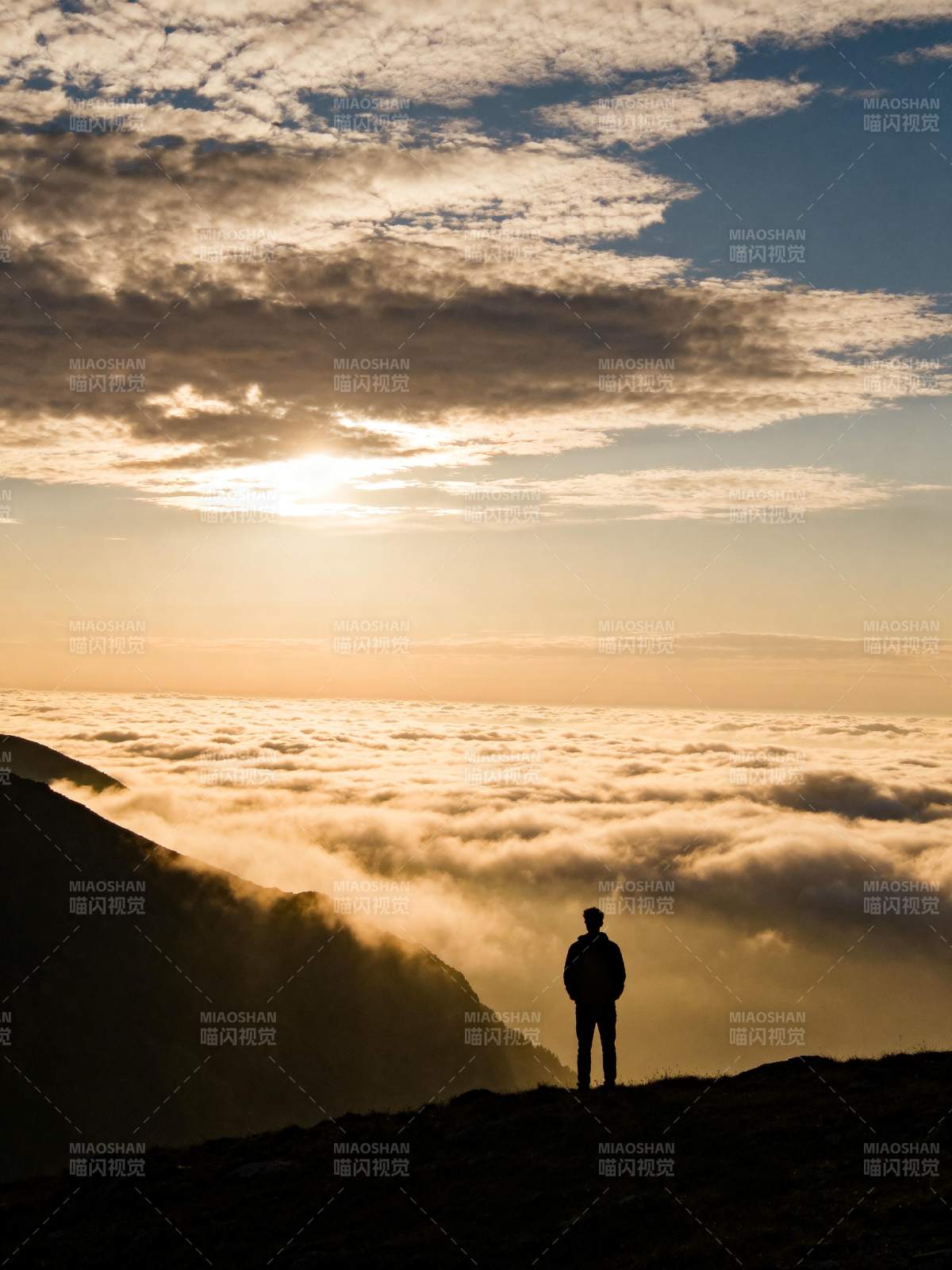 云海之上 一人独行图片