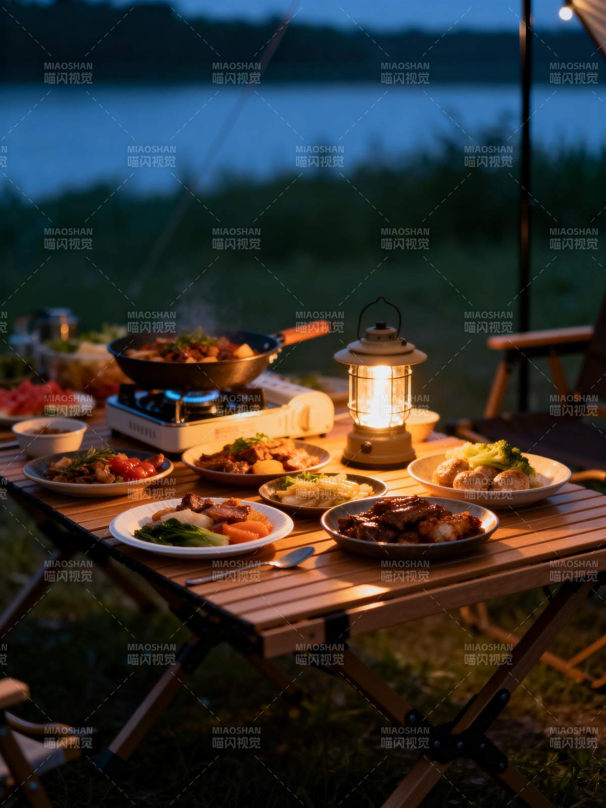 湖畔露营晚餐图片