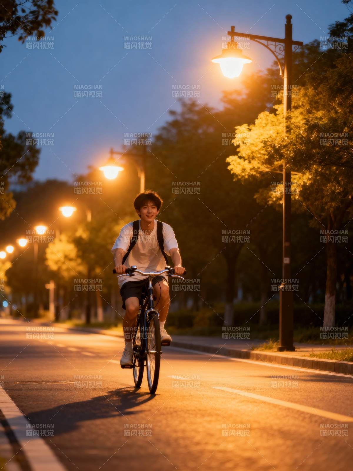 夜骑归途图片