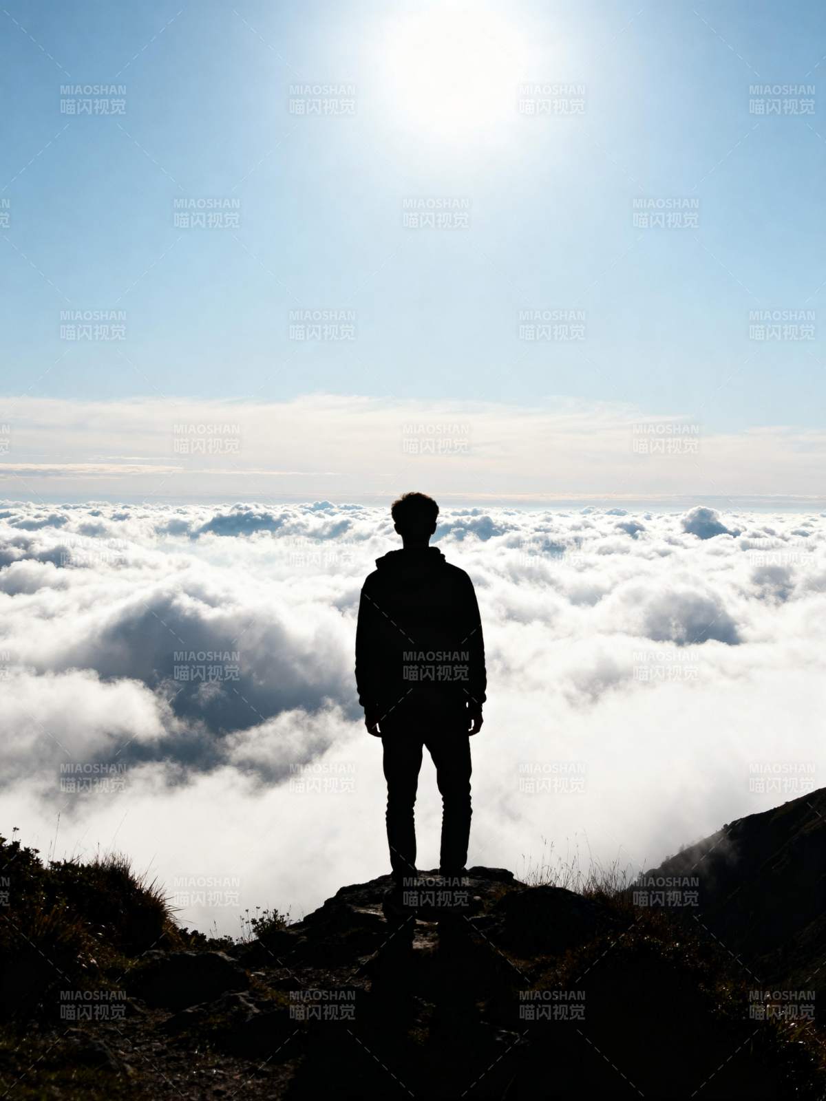 云海之上 一人独行图片