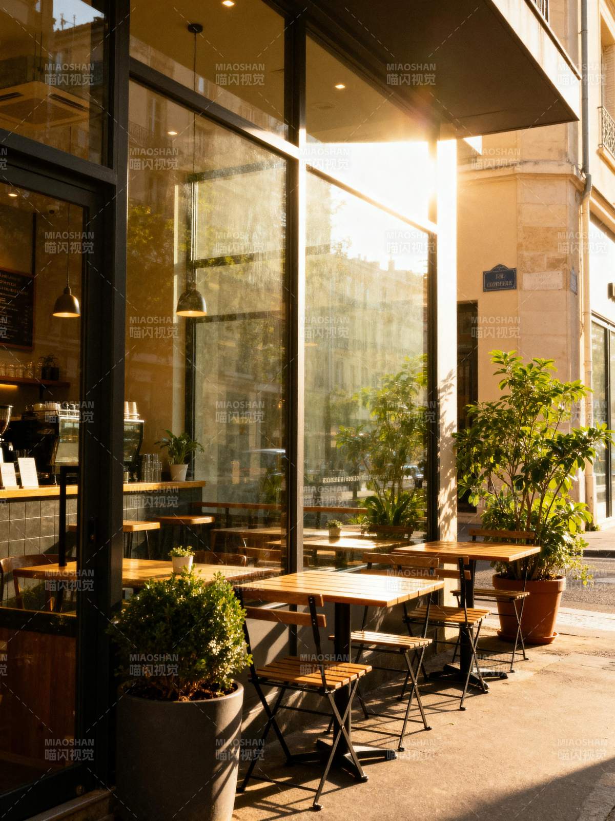 阳光下的咖啡馆外景图片