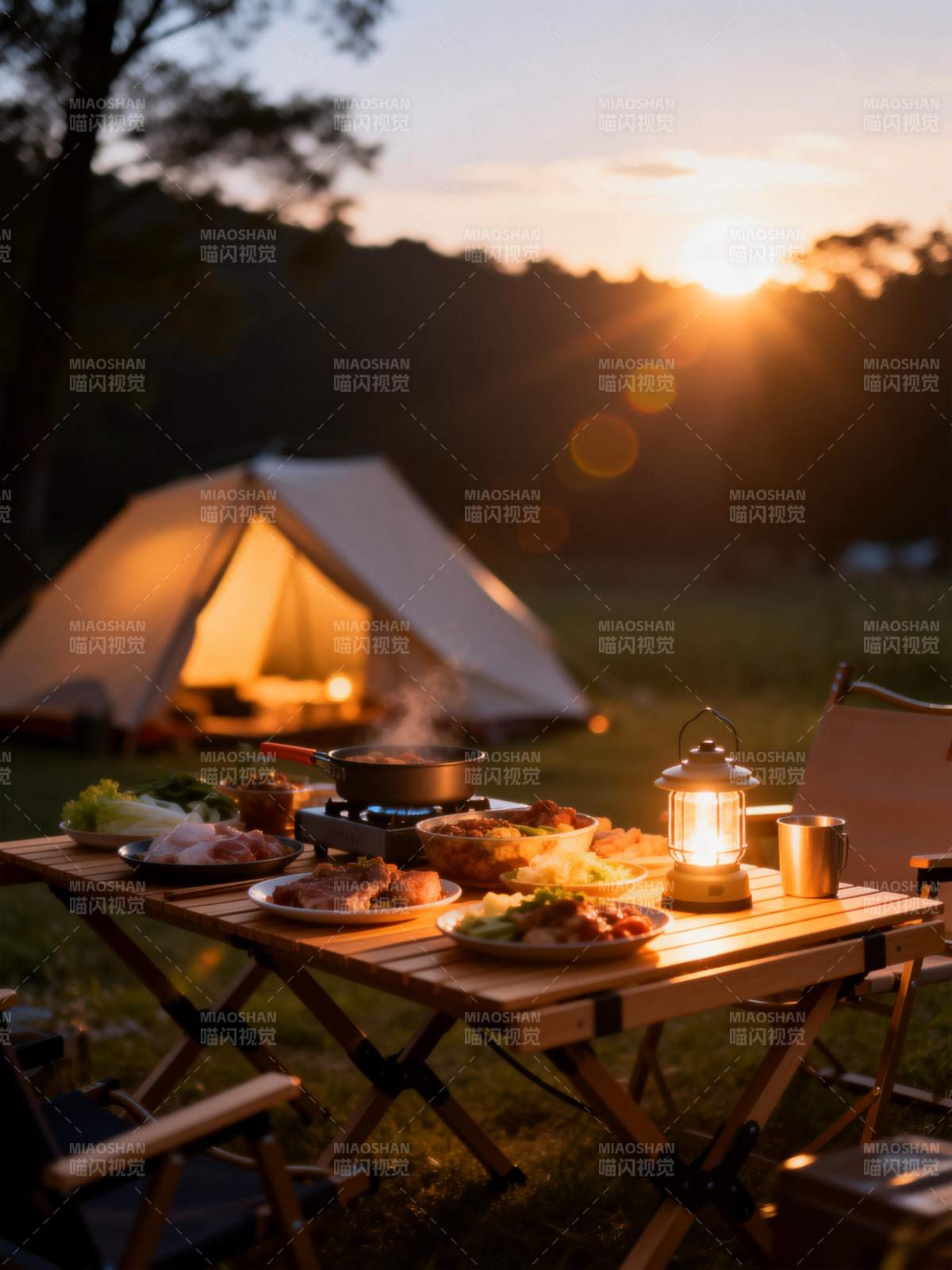 夕阳下的露营晚餐图片