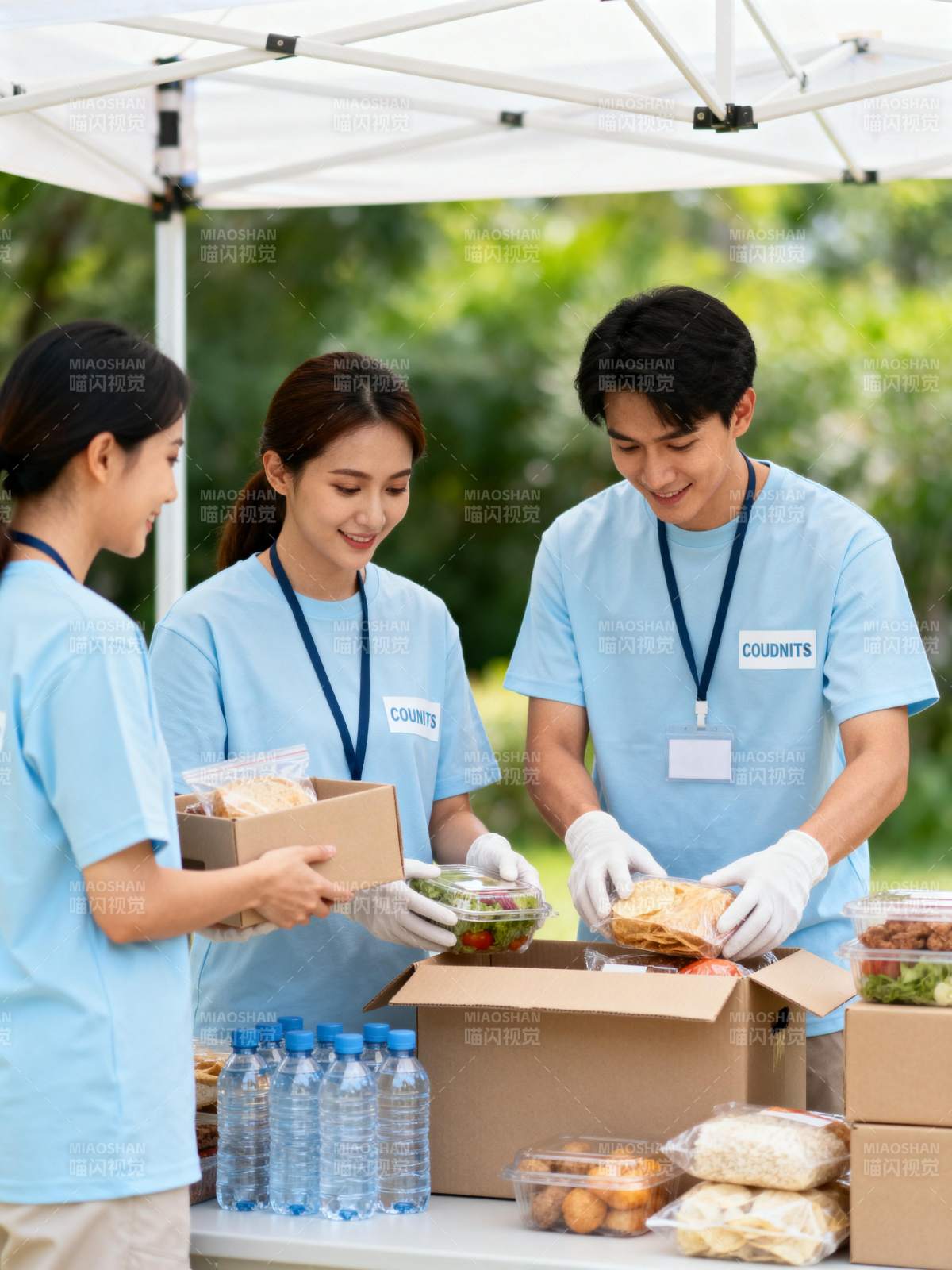 志愿者分发食物图片