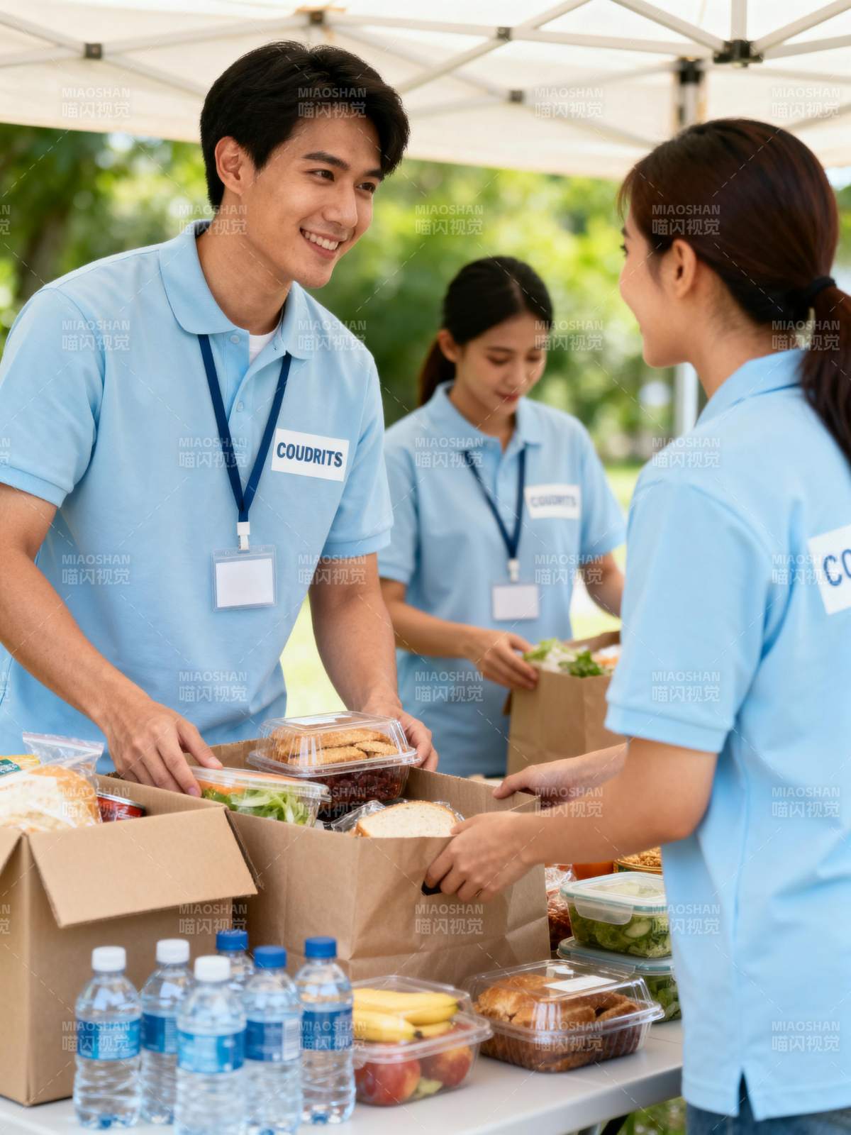志愿者分发食物图片