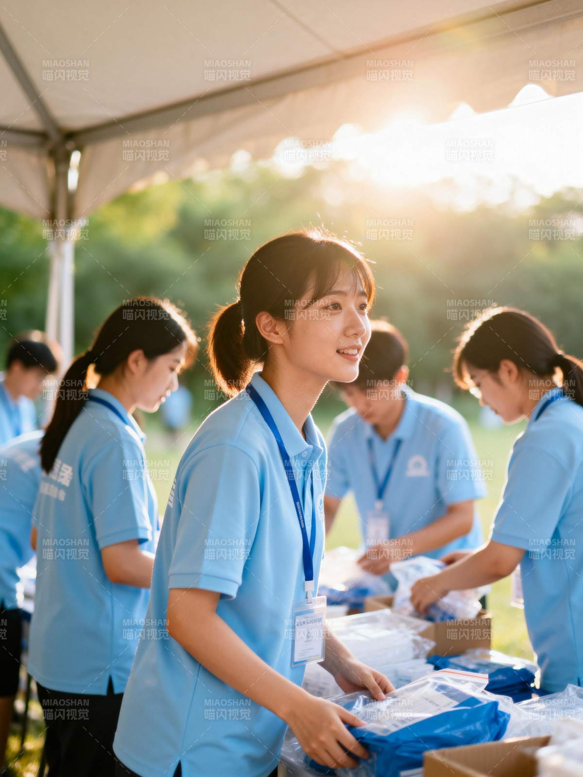 志愿者在行动图片