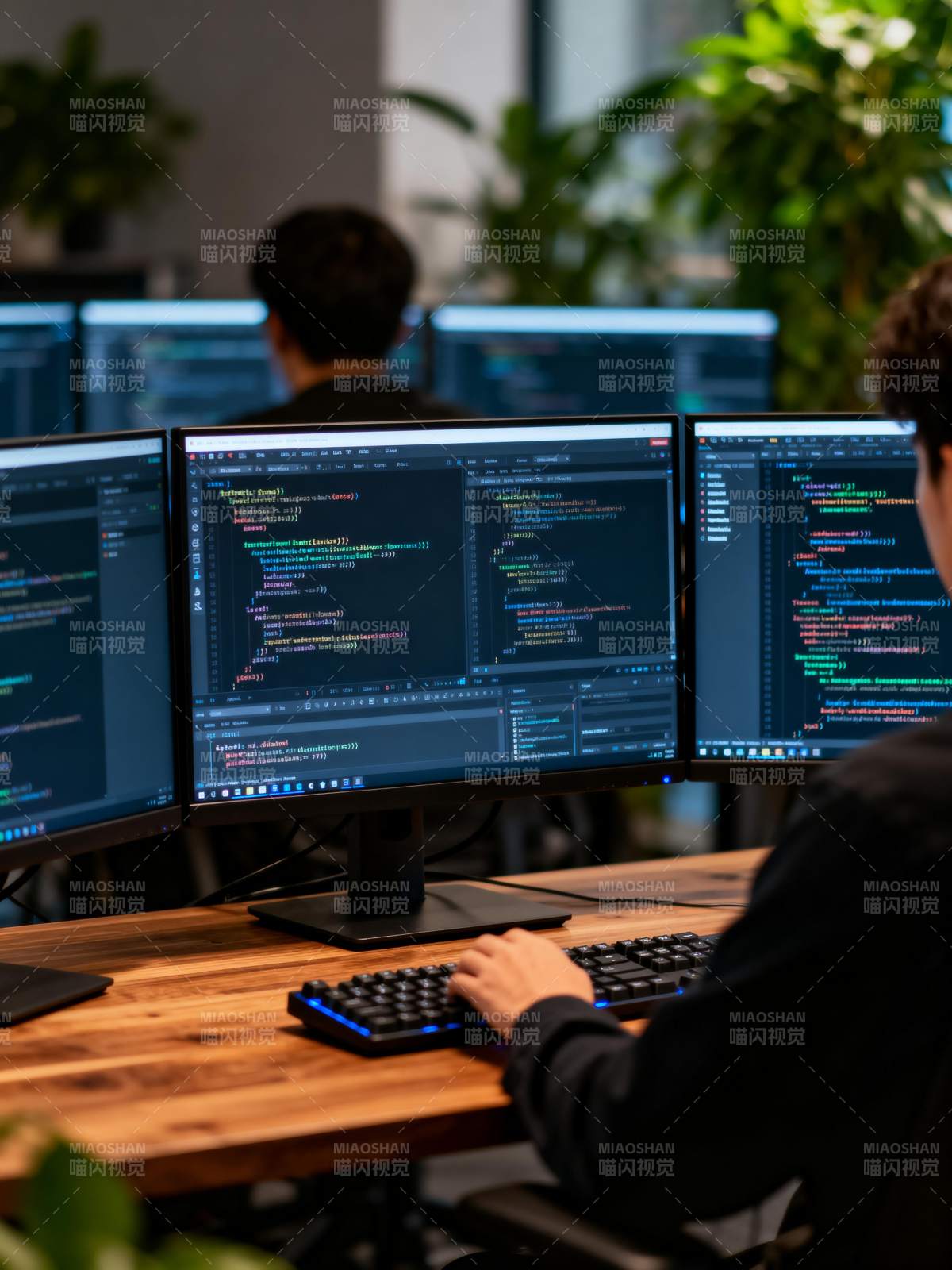 程序员专注编码图片