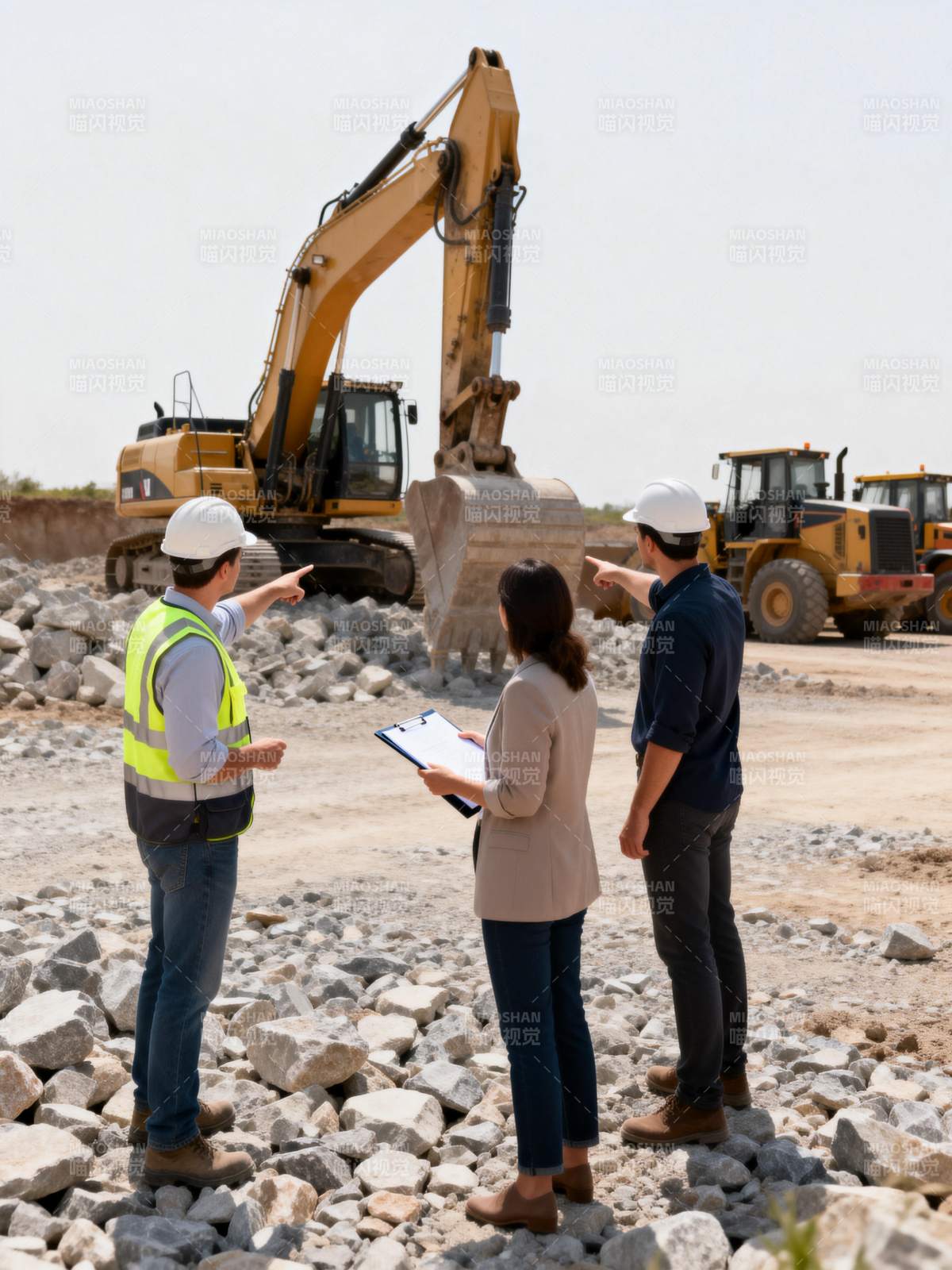 工地现场讨论施工图片