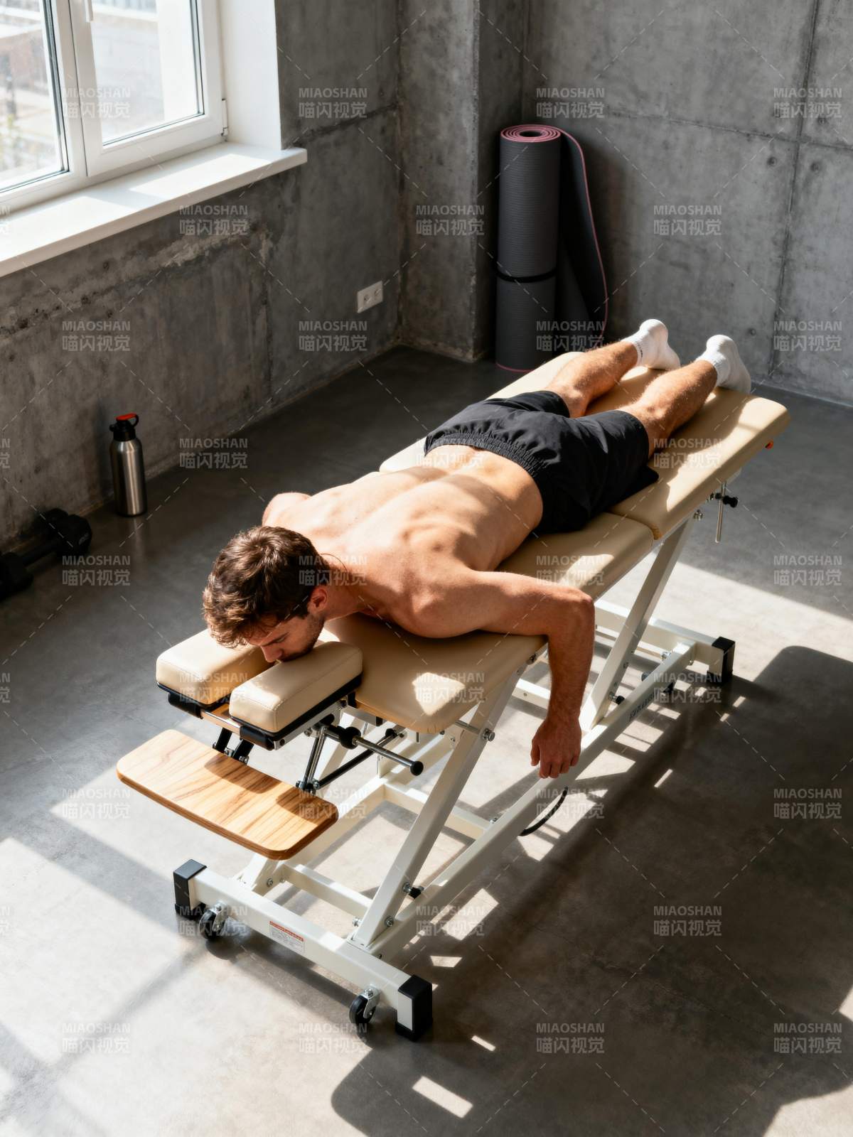 男子在健身椅上锻炼图片