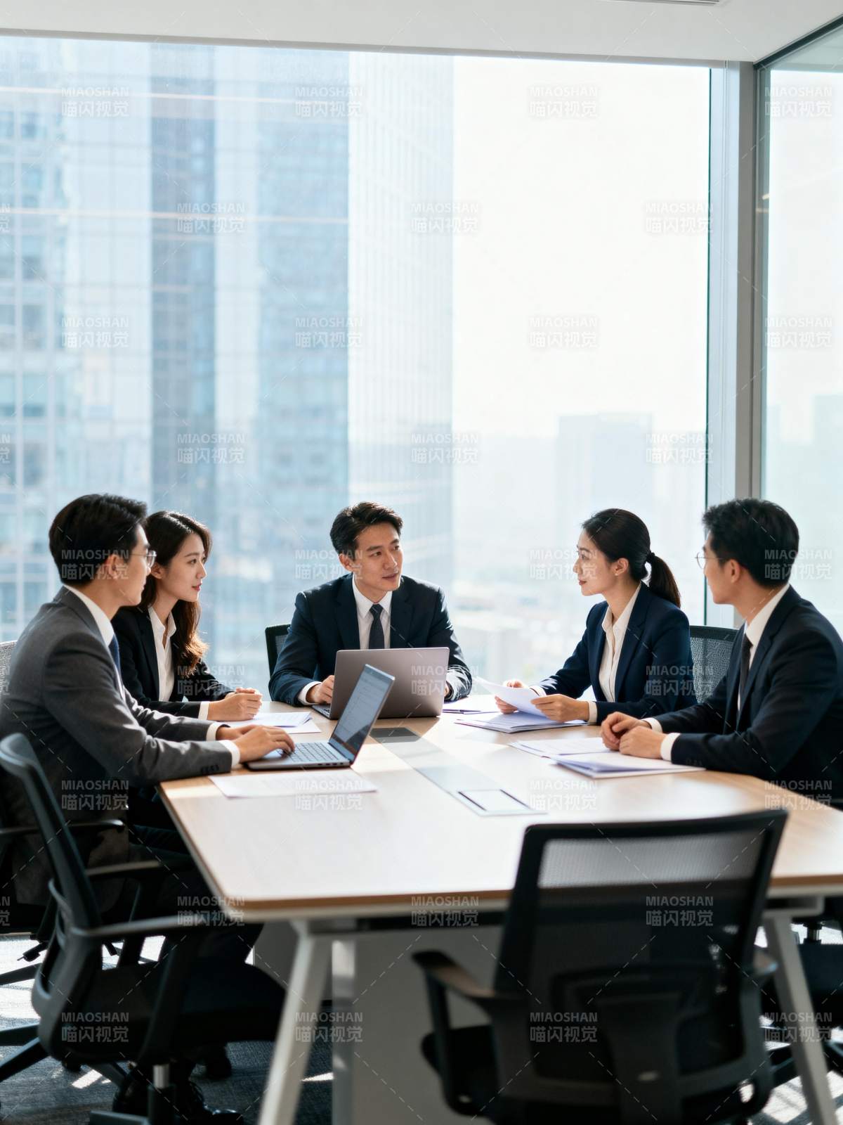 商务会议讨论中图片