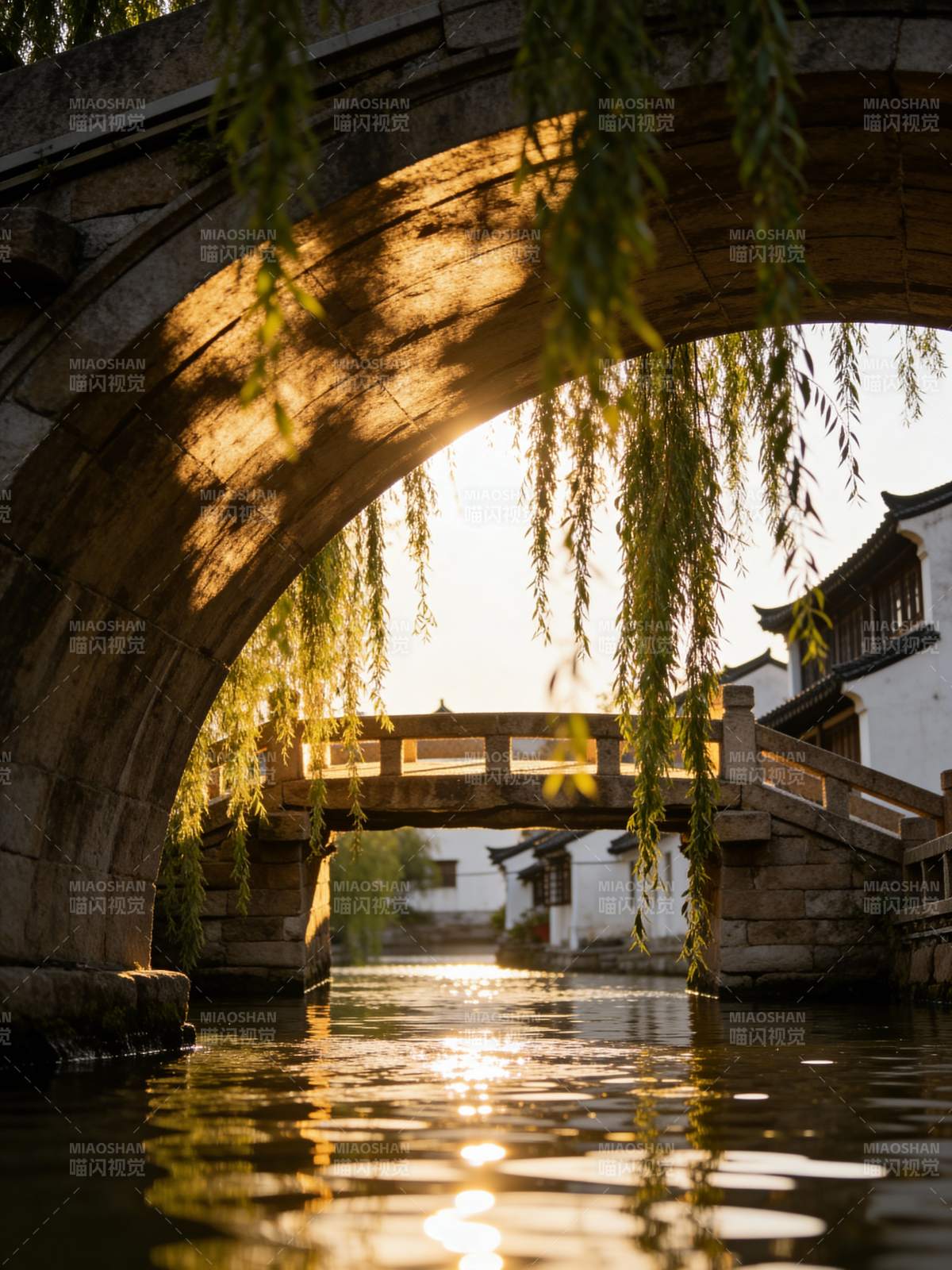 桥影垂柳映水光图片