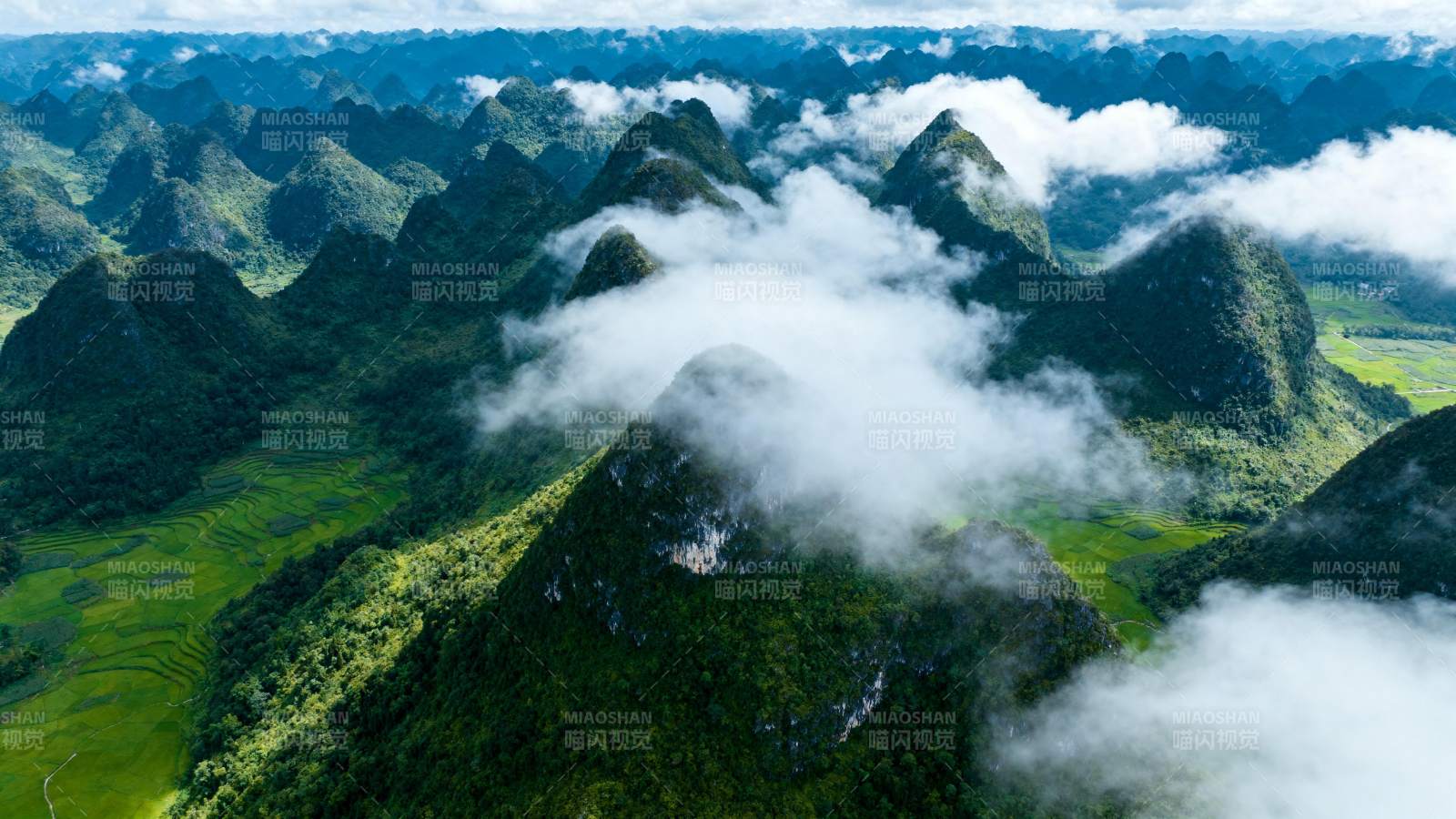 云雾缭绕山峦间图片