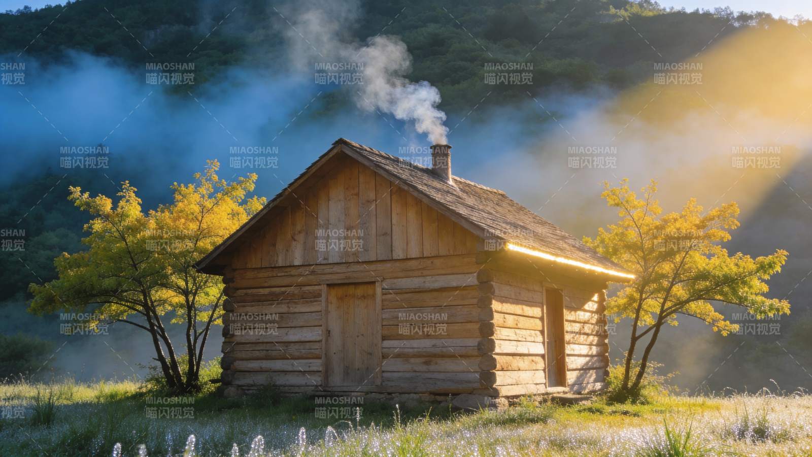 木屋晨雾山林静谧图片
