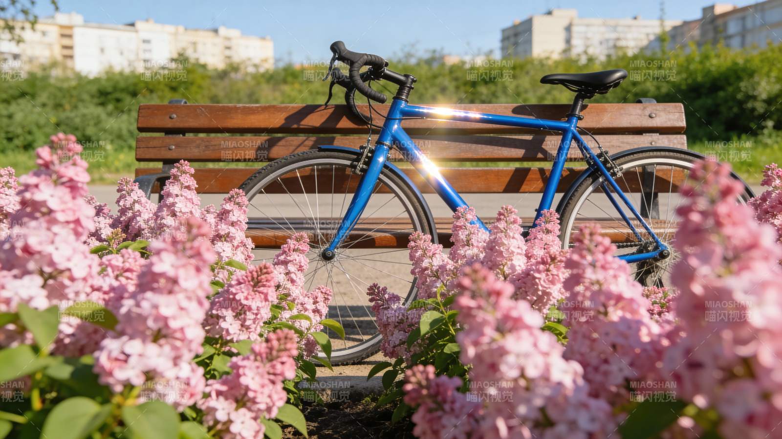 花丛中的蓝色自行车图片