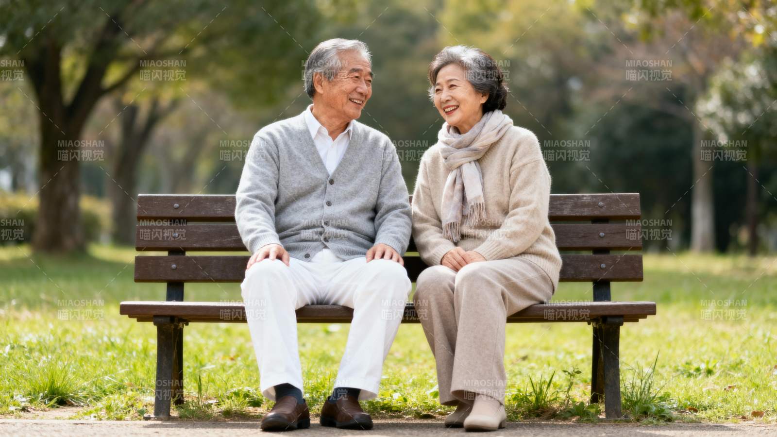 公园里的温馨时光图片