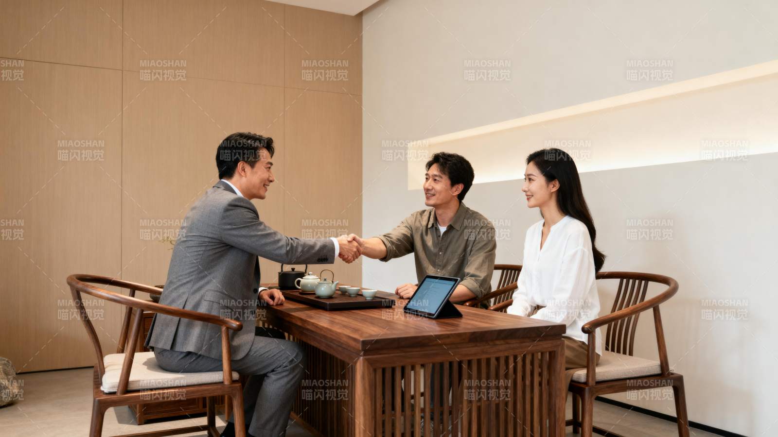 商务洽谈握手合作图片