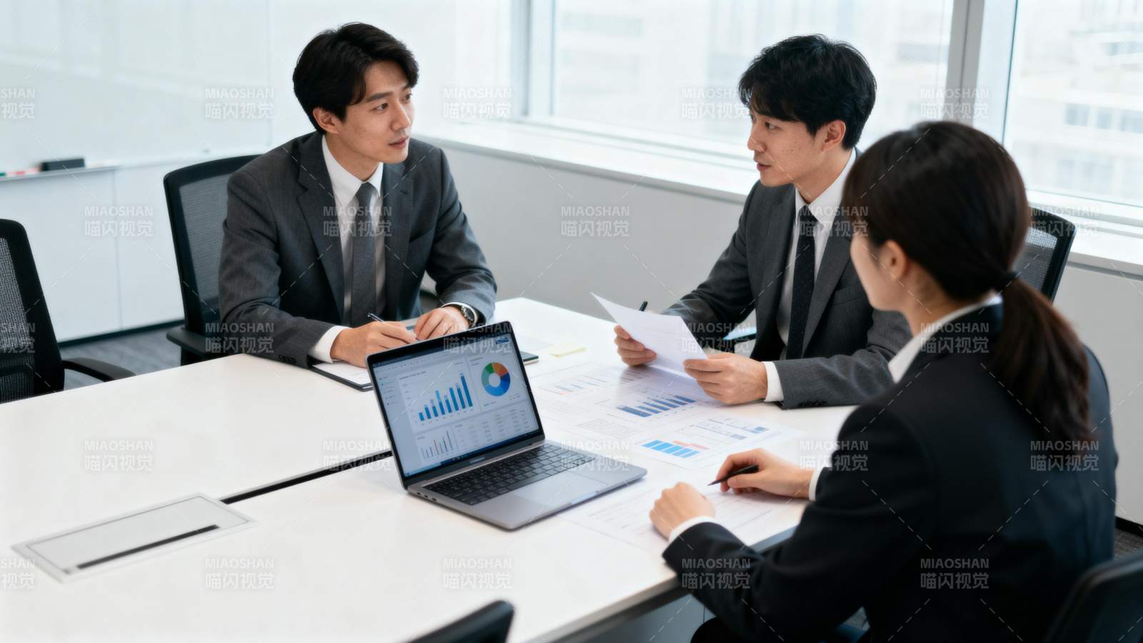 商务会议讨论中图片