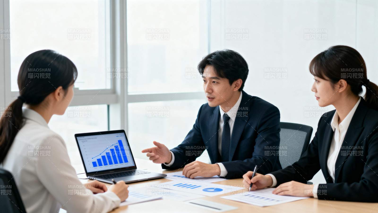 商务会议讨论中图片