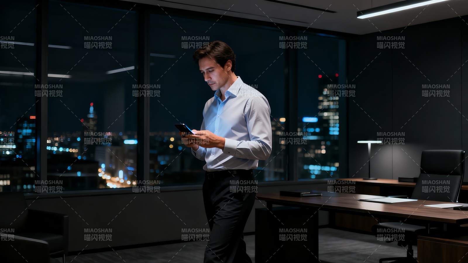 夜幕下的办公时刻图片