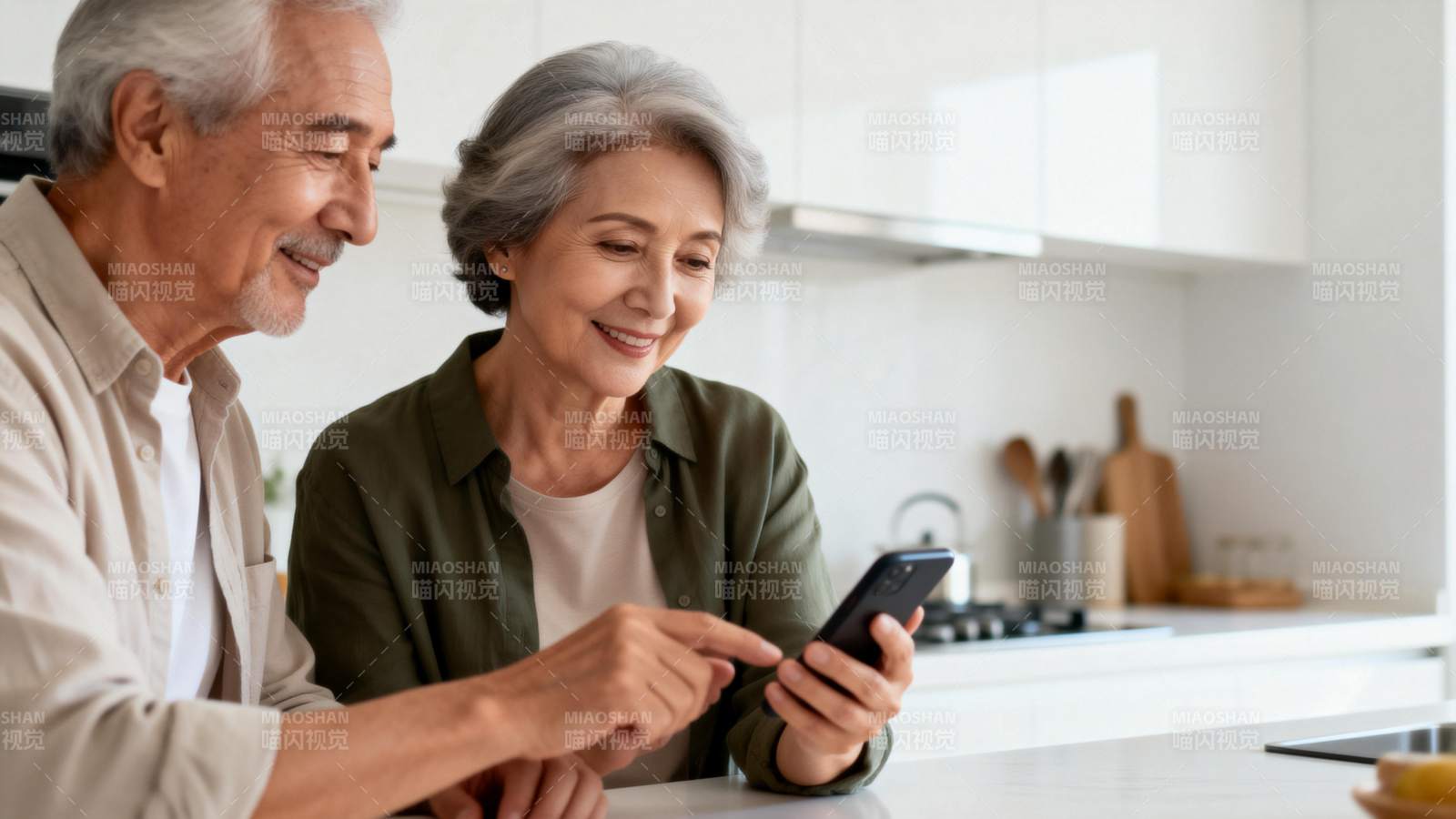 老人共用手机温馨时刻图片