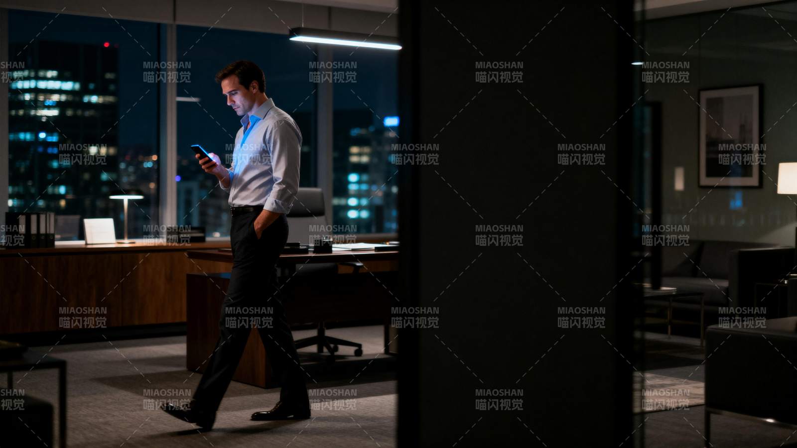 夜幕下的办公室行走图片