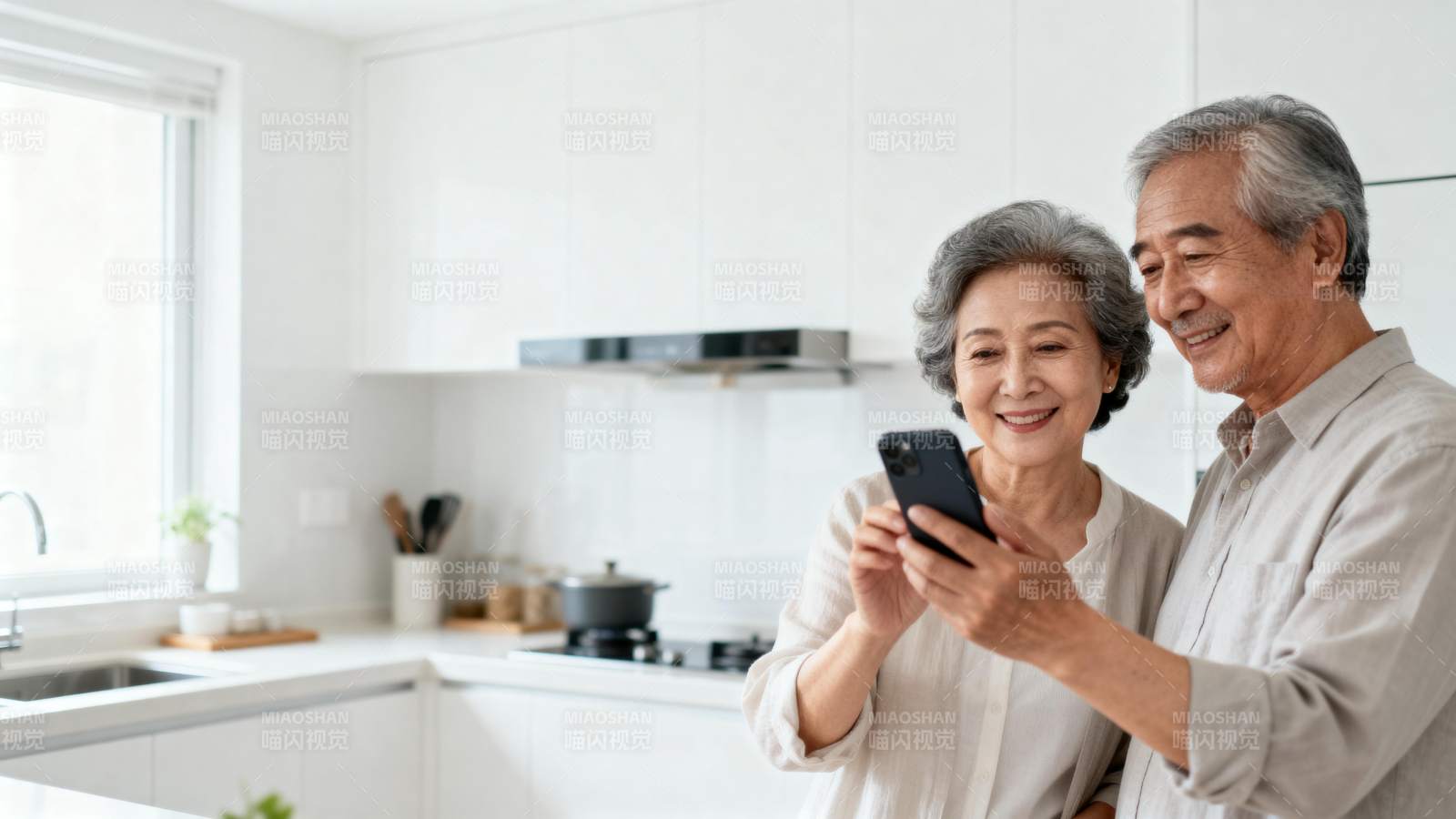 老夫妇厨房看手机图片