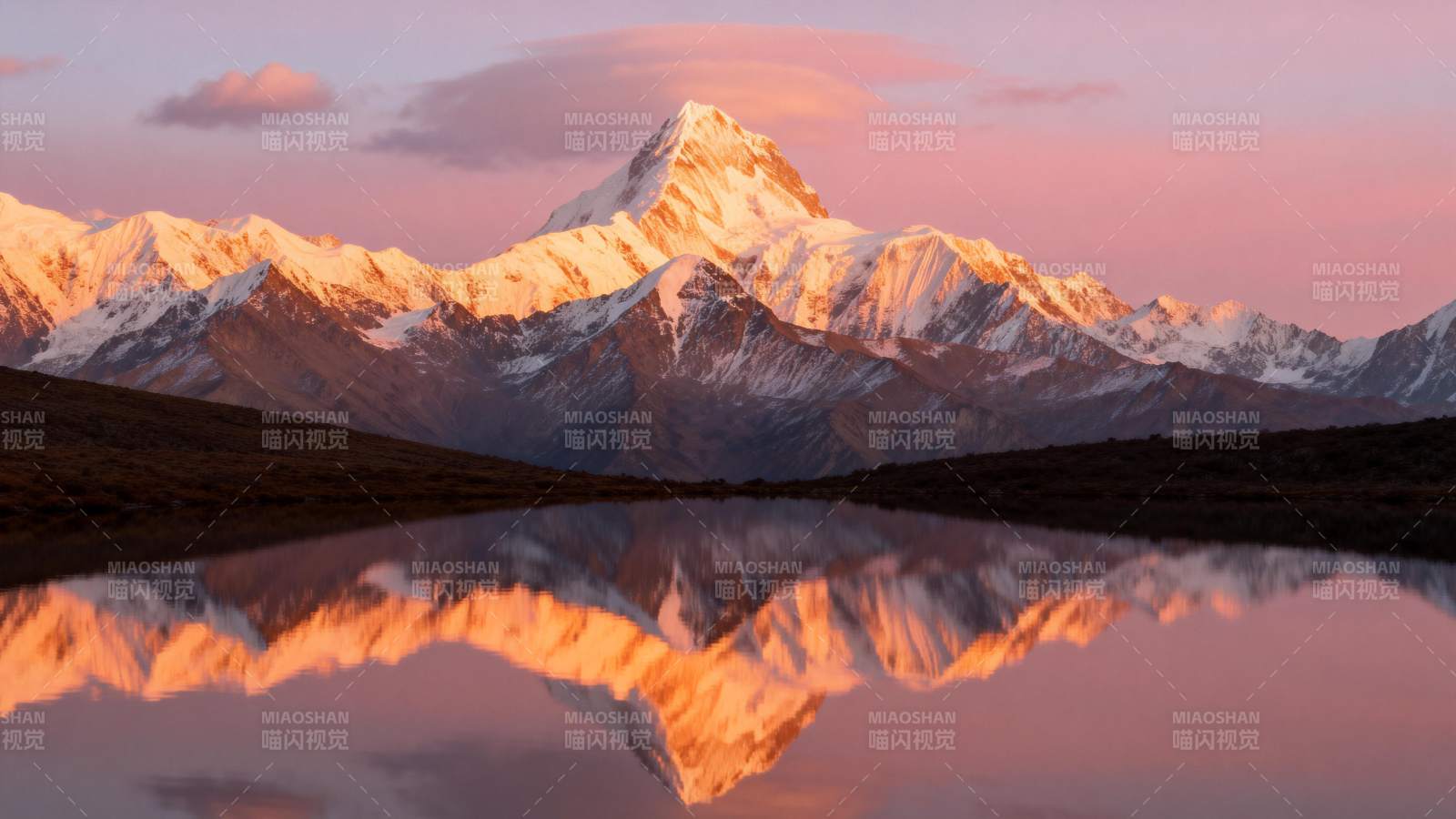 雪山倒影 晨曦如画图片