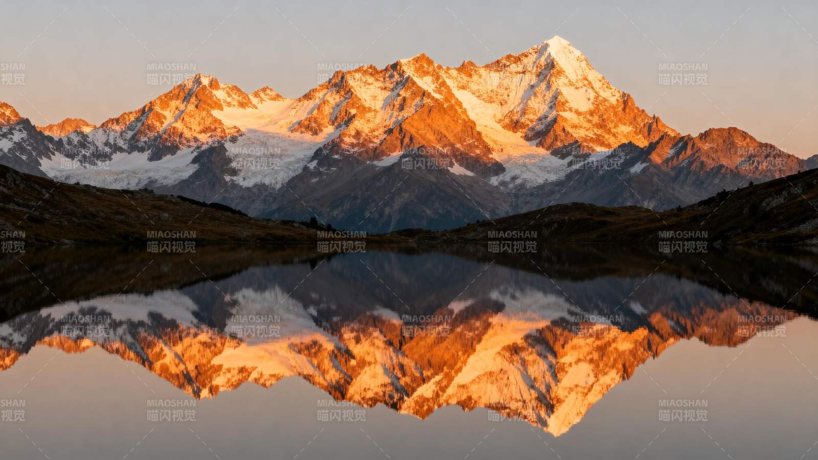 雪山倒影美景图片