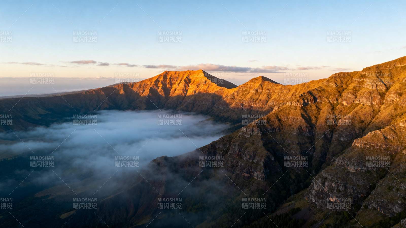 云海映山峦图片