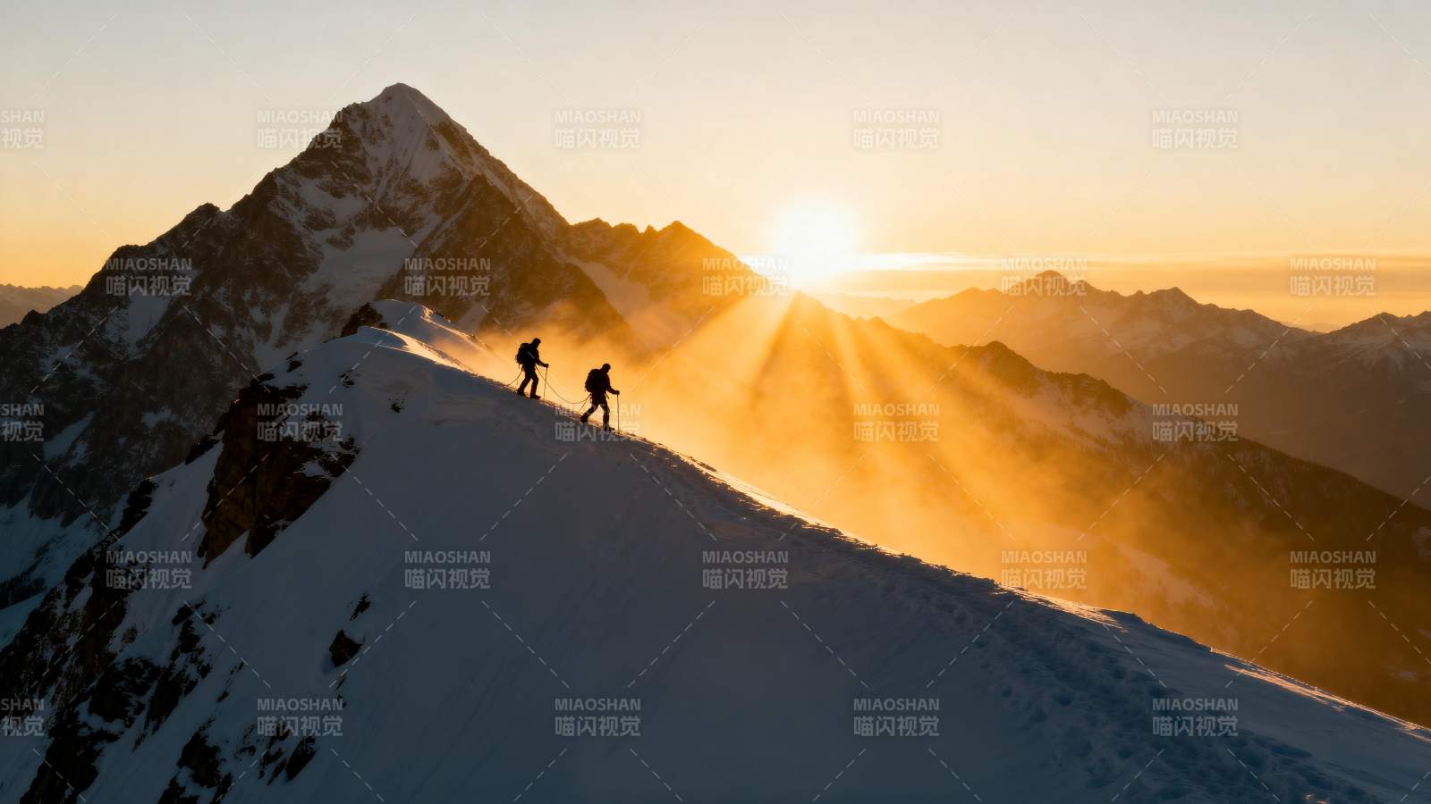 雪峰日出登顶图片