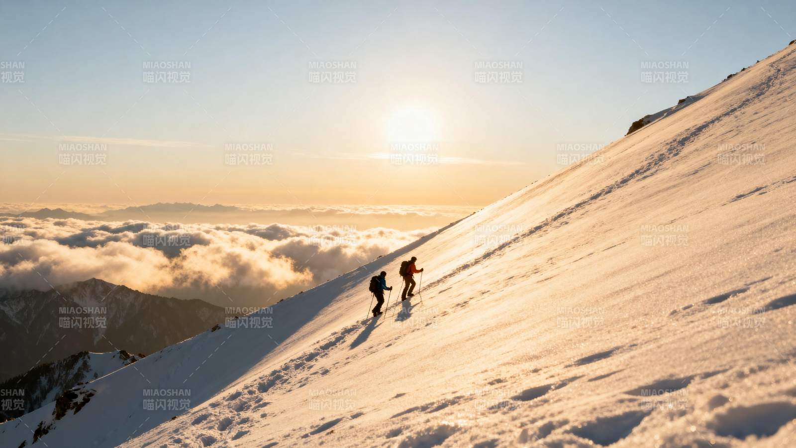 雪峰登顶 云海日出图片