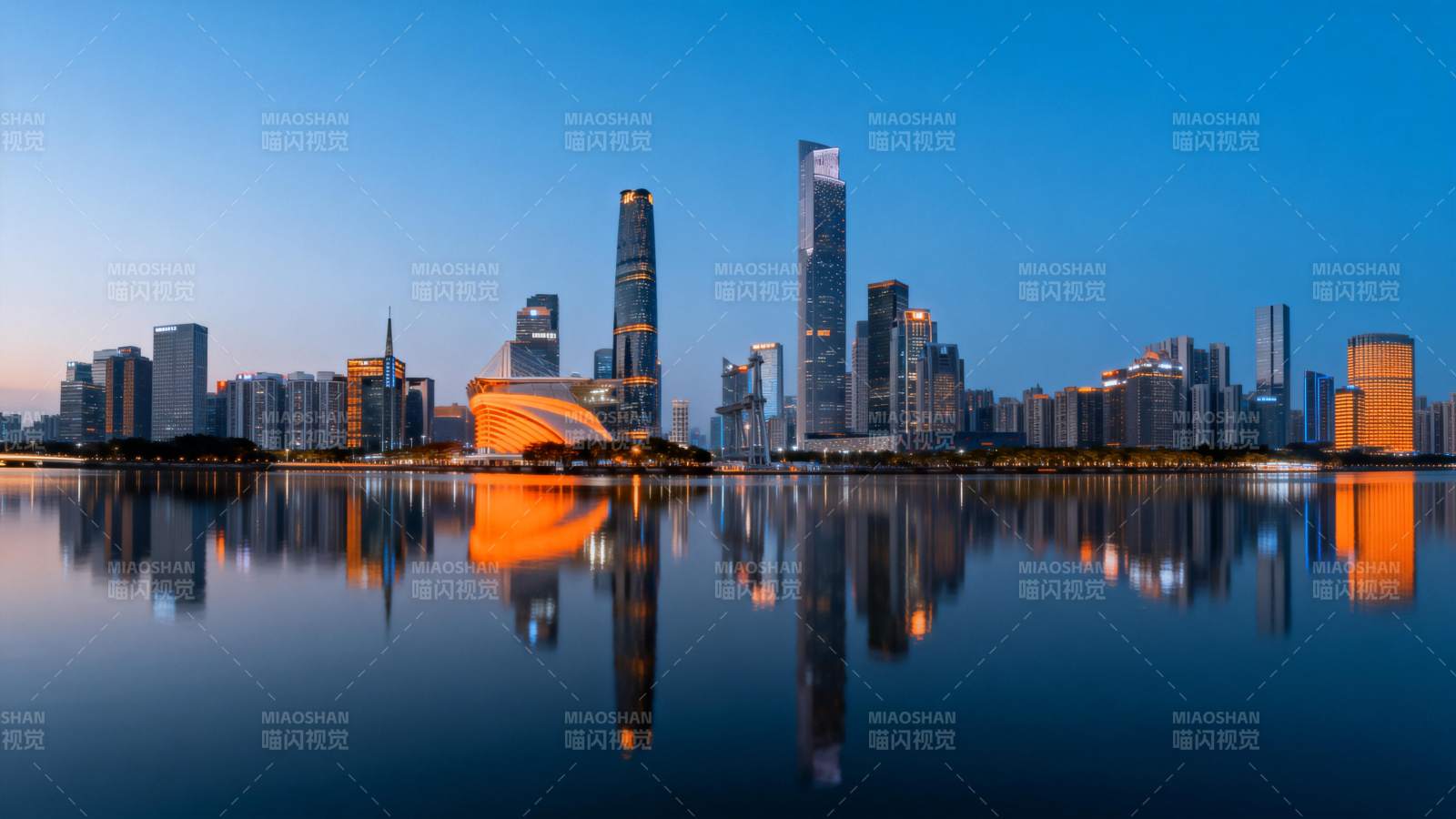 城市夜景倒影图片