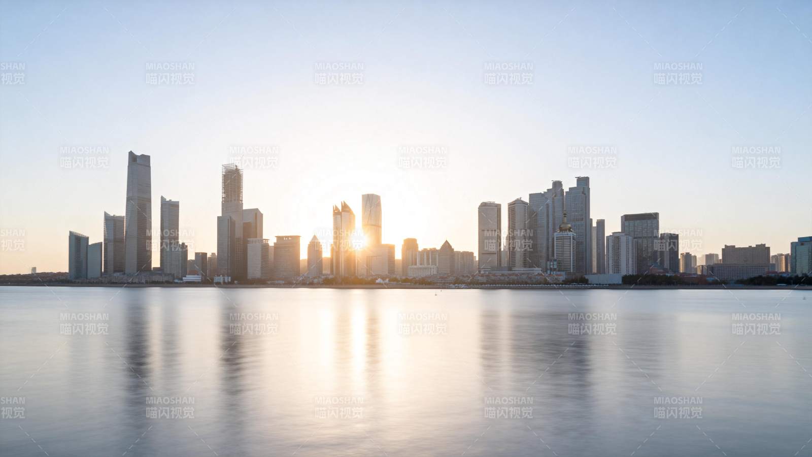 城市日出倒影图片