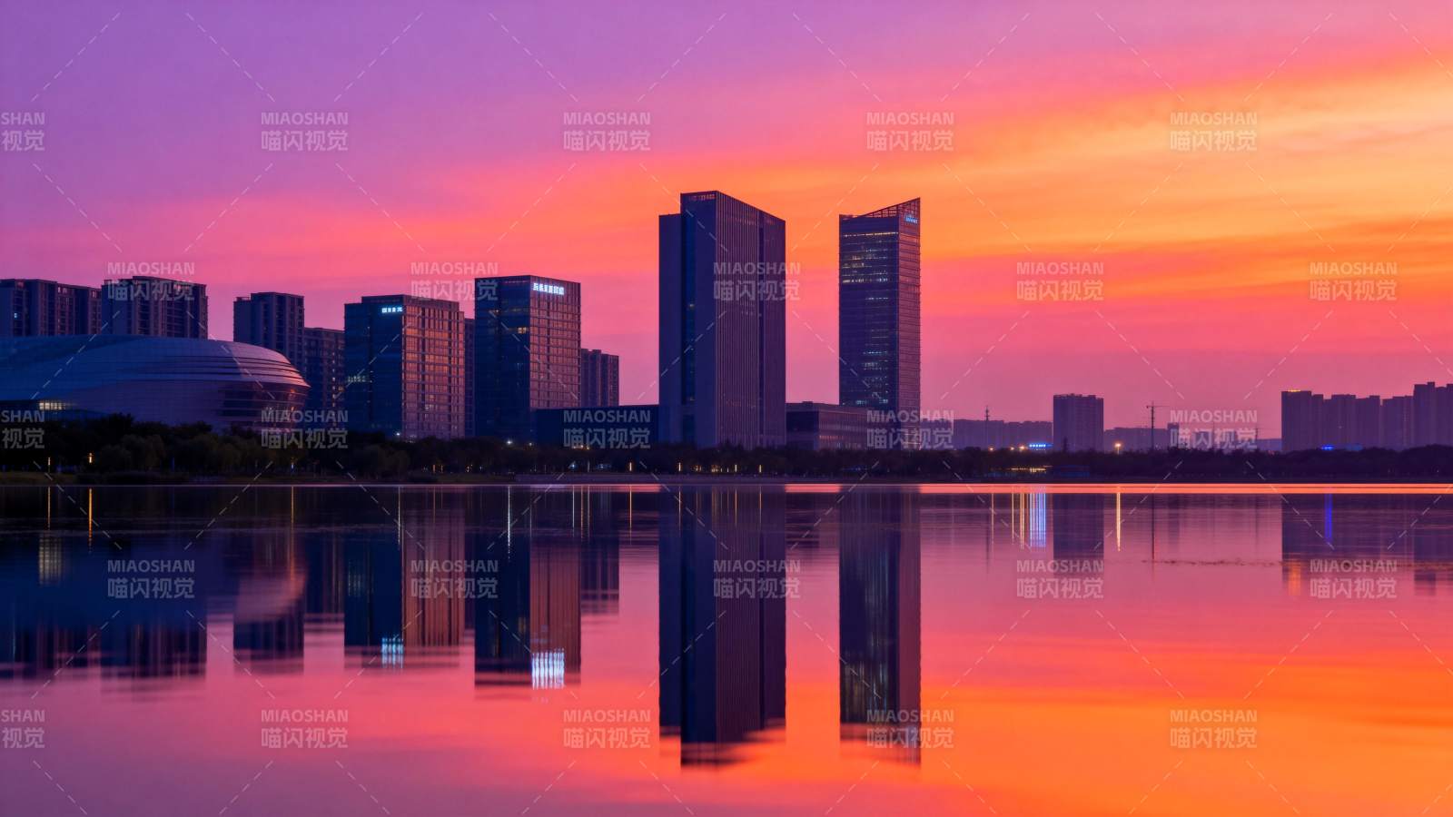 城市夕照倒影图片