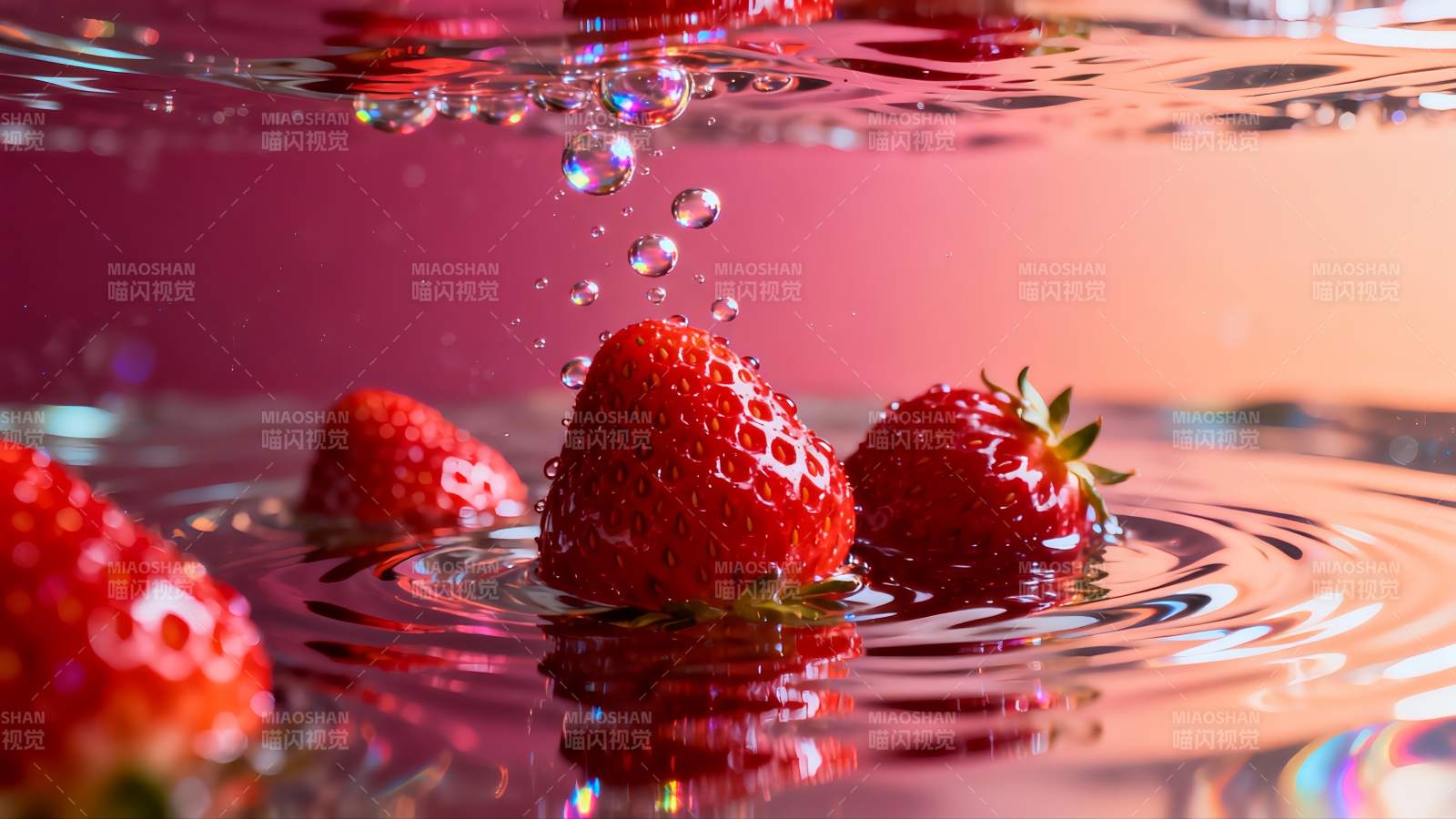 草莓入水溅起涟漪图片