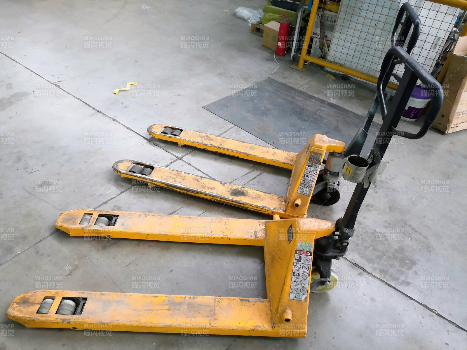 黄色手动叉车静置图片