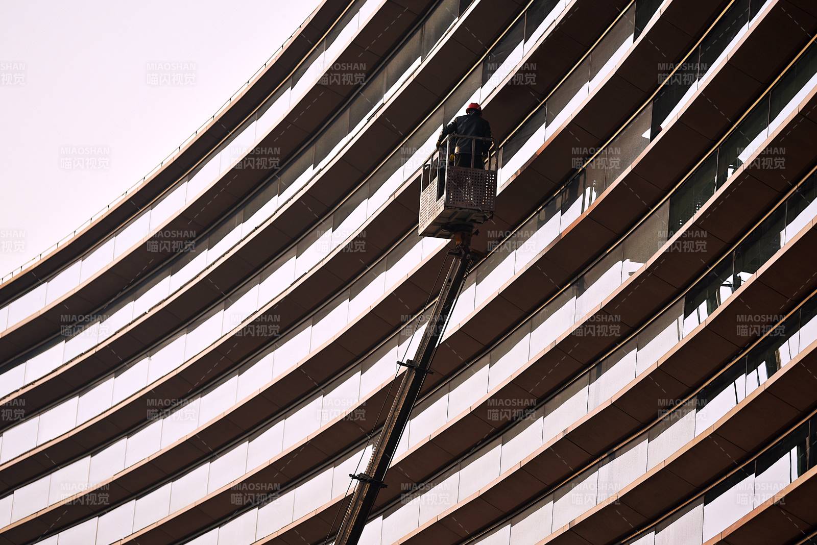高空作业中的建筑图片