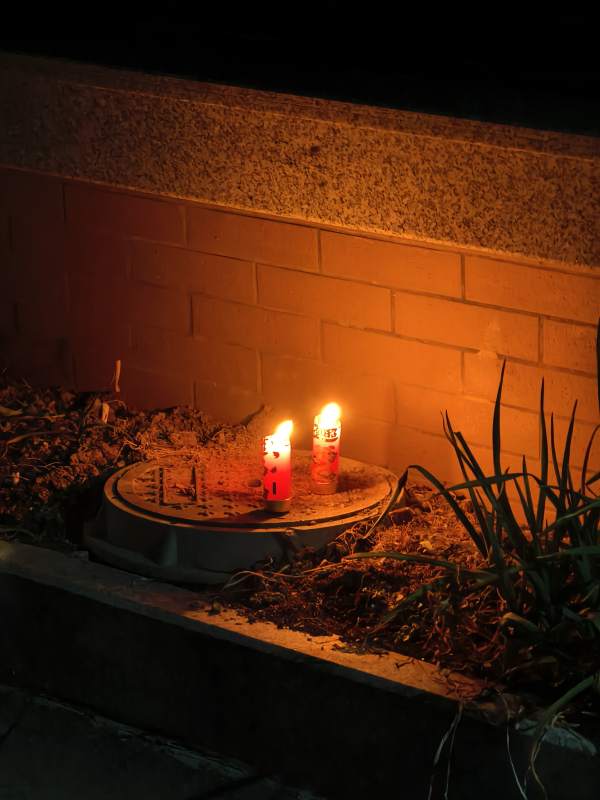 烛光映墙夜静谧图片