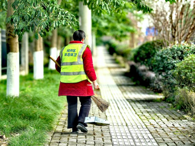 环卫工人清扫小径图片