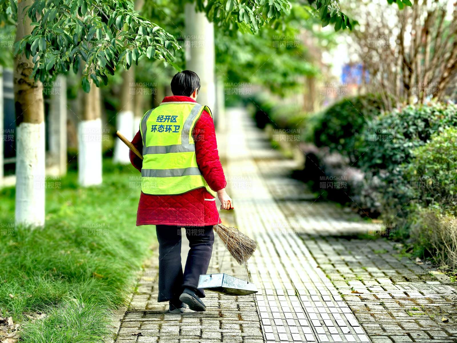 环卫工人清扫小径图片
